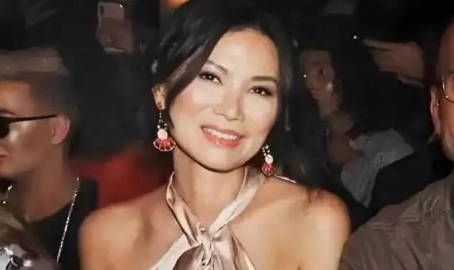 睡完首富睡总统：从厂妹到顶级名媛，靠男人捞到268亿，她凭啥？