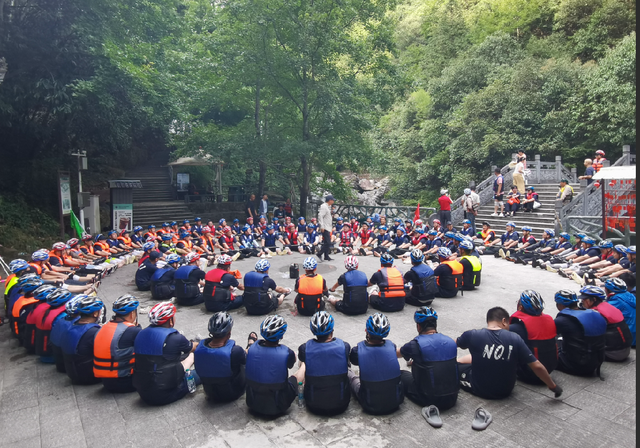 百人团建，激荡黄山九龙瀑！