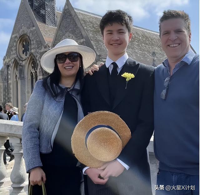 事业巅峰远赴美国	，被老外“玩腻”后晚年回国，如今变成了这样！