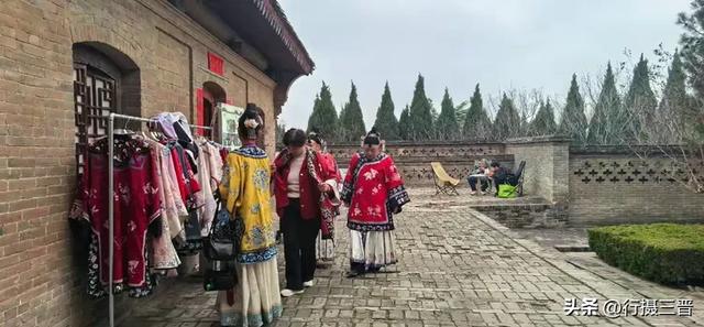 汉服古韵迎佳节 别样三八绽芳华——万荣李家大院妇女节人气火爆