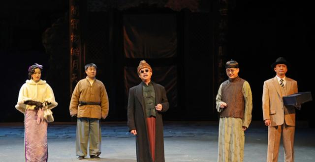 15岁入党	，18岁和主席结婚，如今仍健在，却几乎不露面