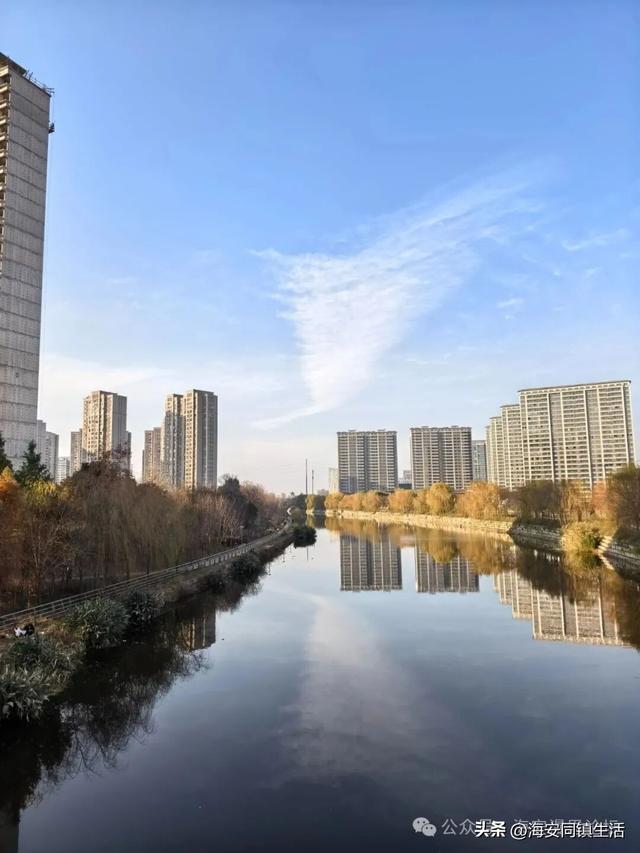 在海安新立发桥上看看老通扬河的水，回味春秋风云！