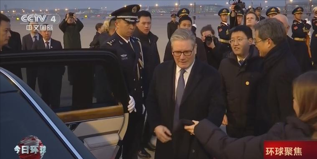 对中国有戒心？斯塔默专机落地神情紧张	，随身携带的设备不简单