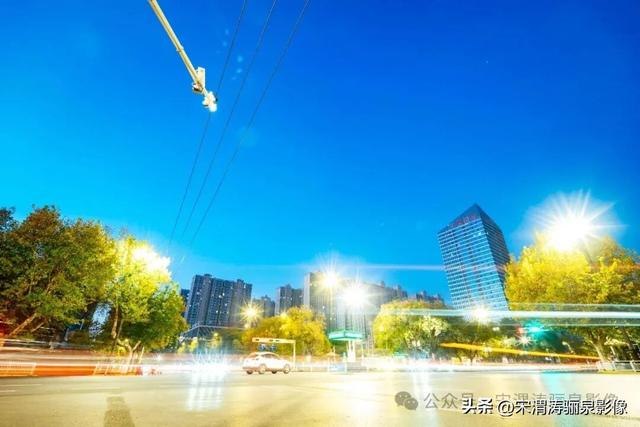 陕西渭南：感恩节当天的人和公园星轨和国贸十字车轨等