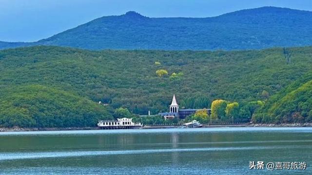 北国明珠镜泊湖：火山奇迹与红罗女传说的山水画卷