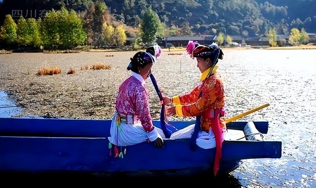 真正的女儿国：男不娶女不嫁，相中就晚上爬窗户，孩子扔给舅舅养