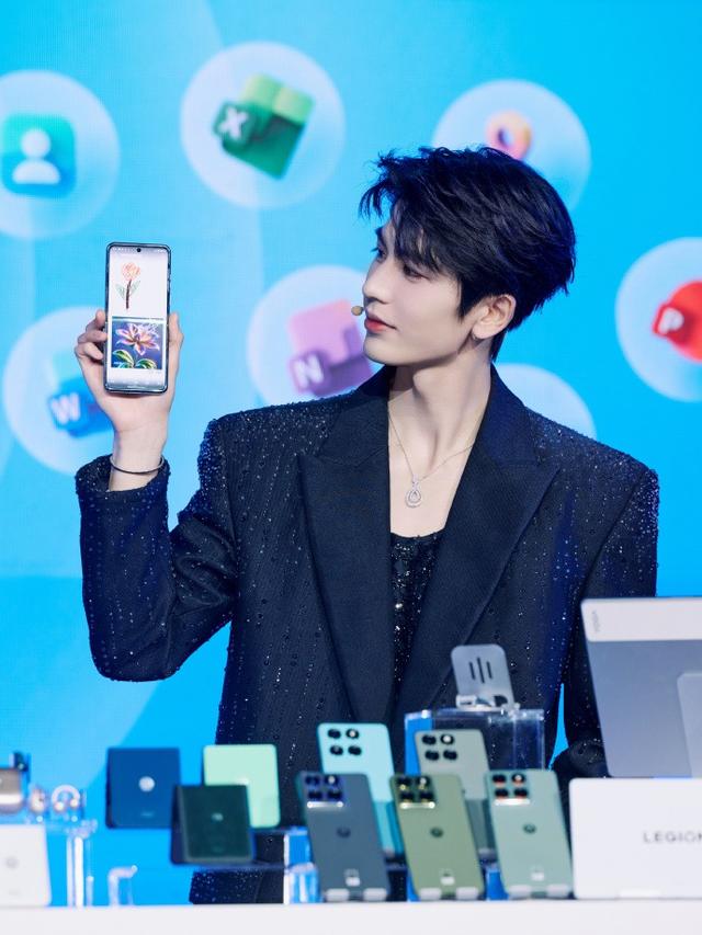 张凌赫代言 登顶线上小折叠 TOP1！联想moto AI手机轻薄新品上市