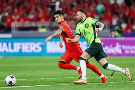 70588名现场观众，国足还是输了！王大雷出现重大失误黄油手，本人回应：那个球我没看到图片