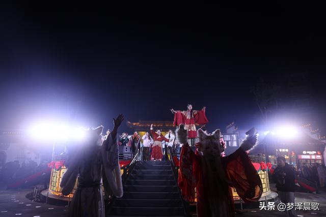 湖北：祥云湾庆典燃爆文旅圈 三喜临门夜 千人天灯点亮浪漫星河‌