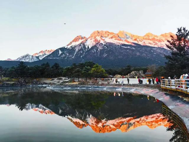 秋冬来丽江，把一年的好运都收进这场“日照金山”里