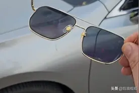 男子用偏光镜验车，结果车看着像新车一样，戴上眼镜“伤痕累累”图片