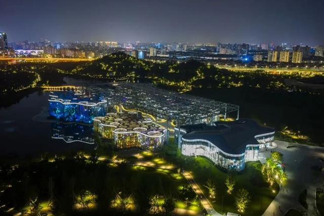 温室夜游，露天电影，夜场观展……夏夜消闲就在“双子山”下
