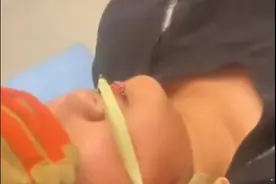 湖北武汉：一名12岁男童在父亲带领下钓鱼，甩竿不规范直接被鱼钩刺穿耳鼻，医护人员赶紧拨打119求助图片