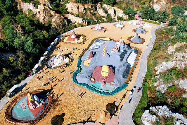 云南曲靖彩色沙林，一处凝固的彩虹秘境，漫步亿万年的时空隧道