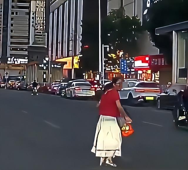 大妈要求让座被拒，出手打伤女乘客，当事人发声，家属拒不道歉