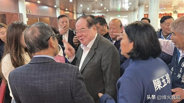 解放军刚包围台岛，郑丽文发火，李乾龙赶赴金门	，民进党闯下大祸