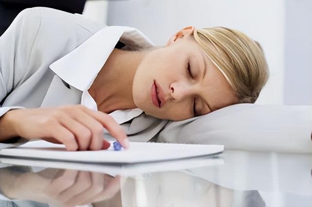 医生发现，每天饭后要午睡的人，不出3个月，身体或有4种改变！