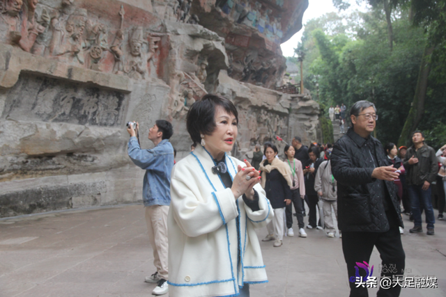 美国华裔文化名人靳羽西来足拍摄《同一世界》节目 架设中西文化桥梁