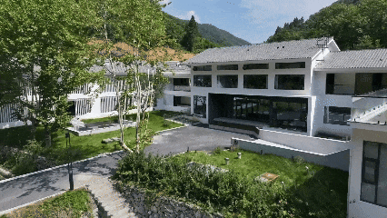石泉：清凉景区吸引游客避暑度假