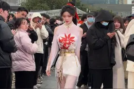 国服第一长腿COS流浪猫，被线上争抢“领养权”，还有人要倒贴5万图片