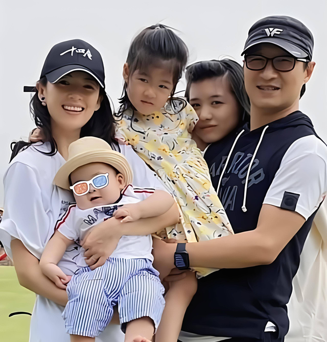 汪峰带4个儿女回国，落地不到48小时，恶心的一幕出现了