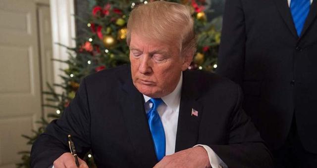 特朗普四字回应暴露：对台111亿军售的代价，美国藏不住了？