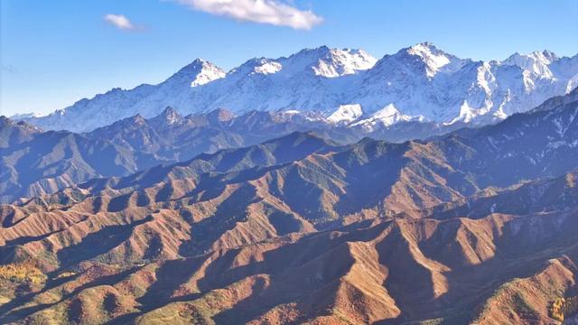 甘肃民乐：祁连山层峦叠嶂尽染秋色