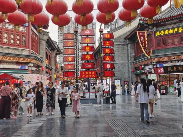 与众不同的天津，去津门故里泡相声茶馆，到狮子林桥看大爷跳水