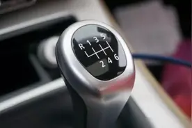 开手动挡车跑长途真的比自动挡车累吗？老司机：一点也不累图片