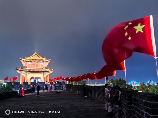 腾龙阁望汉江浩渺苍茫，古城头看襄阳心越千年。