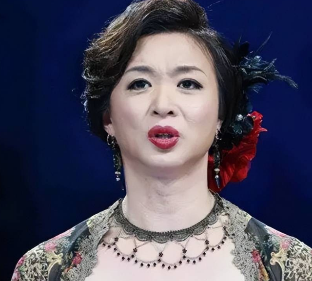 57岁金星定居法国，身材发福满脸褶子连胸都小了，越来越像男人