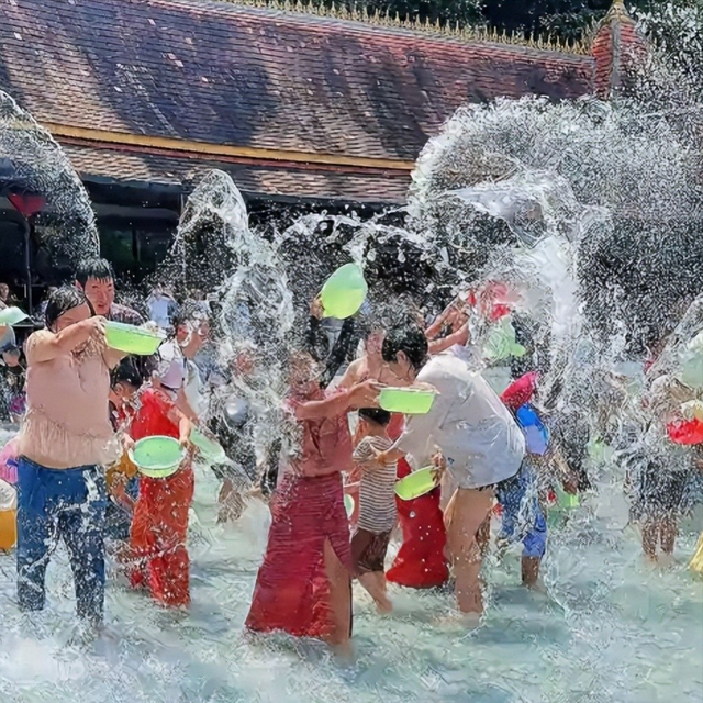 滚出中国！云南泼水节炸出一群“男流氓”，当众扒衣喷私处太龌龊