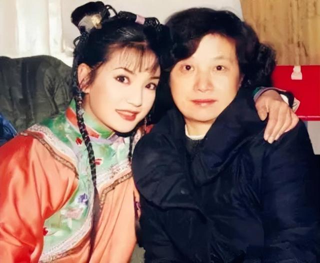 善恶终有报！49岁赵薇近况曝光，事业没了婚也离了，丑闻太恶劣