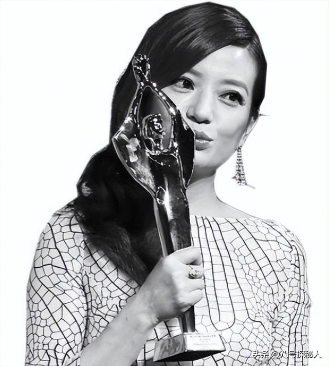 落地凤凰不如鸡！赵薇回老家探亲，全副武装包裹，不敢露脸怕见人