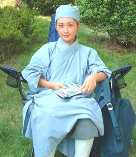 揭秘尼姑庵真相：表面佛门实则妓院，穿黑丝戴假发，香客人来人往