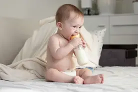 婴儿喝奶时为何总是吃吃停停？原因竟是这样！图片