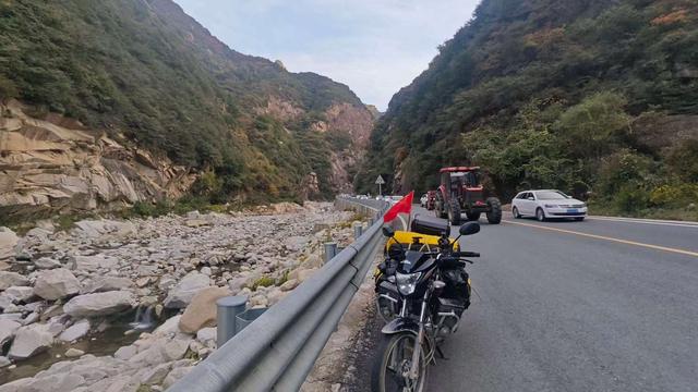 赏秋秦岭，摩旅商洛（11）过商洛，偶然进入蓝小路，露营蓝田县