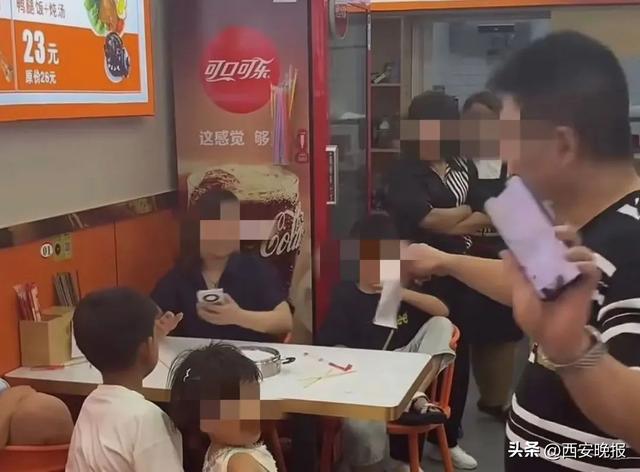 “续面事件”面馆关灯关门，门口有大量群众围观，此前老板直播称顾客“七匹狼”引争议后致歉
