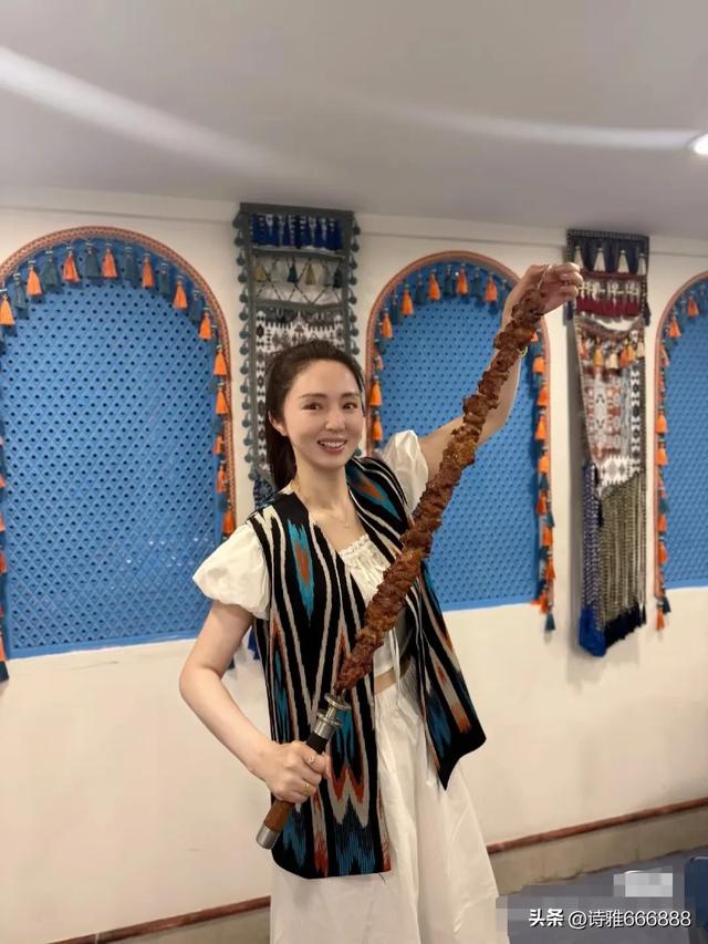佟丽娅带董璇和小酒窝在新疆吃喝玩乐，两位姐姐都美得很高级！