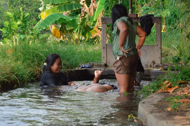 印度游客庐山戏水引争议：文化差异还是素质问题？