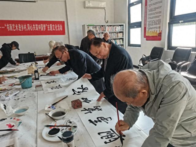 重阳佳节将来临 创作墨宝送老人