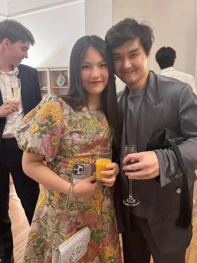 李湘母女到大使馆参加晚宴，15岁王诗龄身材好胖，拿着橙汁去敬酒