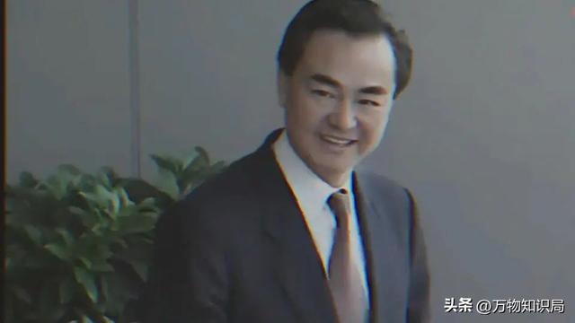 “外交男神”王毅年轻旧照，与妻子罕见同框，岳父曾是周总理秘书