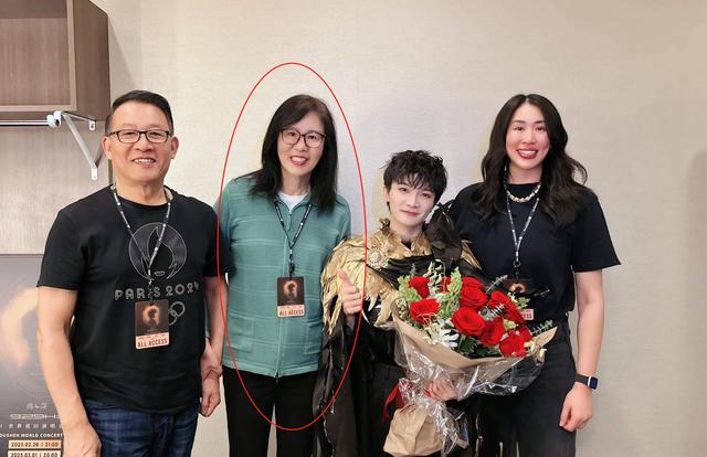 65岁郎平在美国定居，穿拖鞋，在海边遛狗，女儿打扮朴素很懂事
