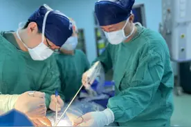 女子隆胸25年后乳房“再发育”，还坚硬如石！专家提醒：这类人群尽早就医图片