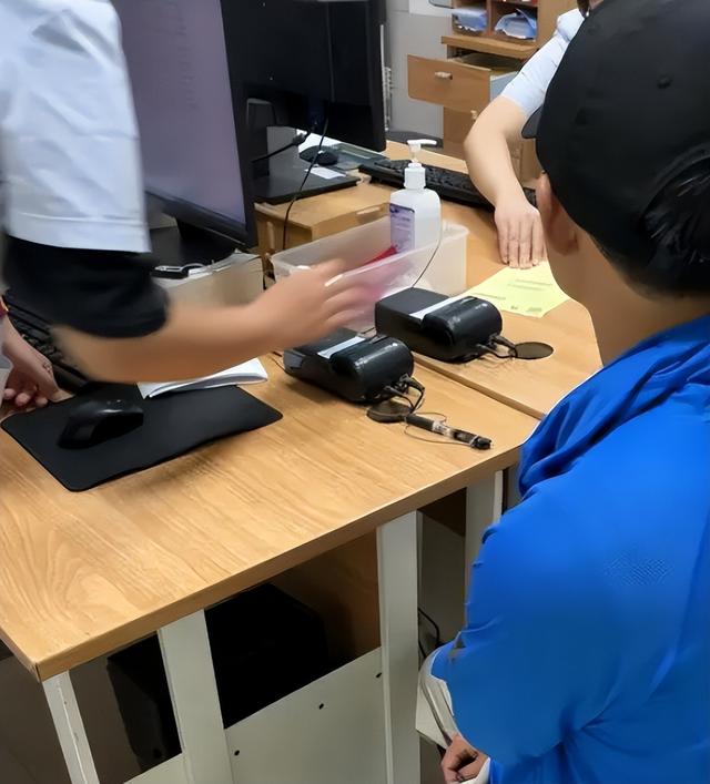 沙漠大妈向游客索要过路费，被拒后开摩托车撞人，报警后续来了！