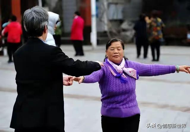 我56岁，搭伙后女方吃住我家	，每月只出400生活费，有必要继续吗