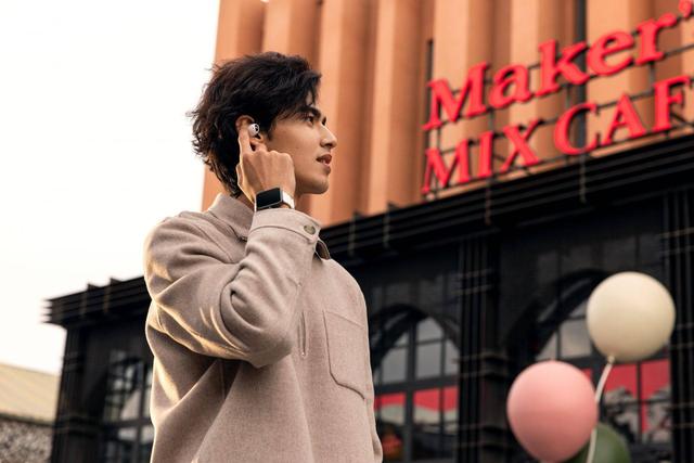 耳机长"眼睛"了？AI再出黑科技，脱离手机独立工作，网友却吵翻了