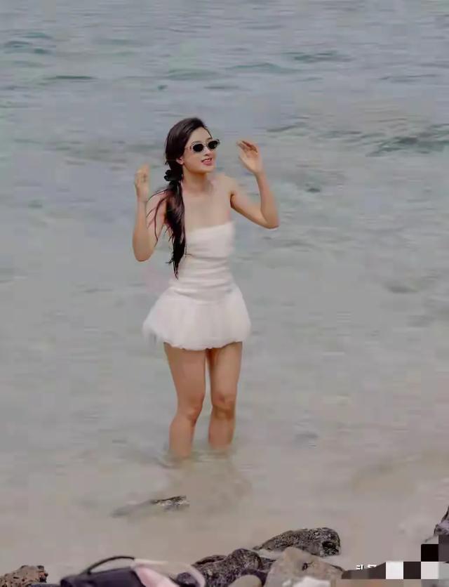 河北秦皇岛一校花太漂亮了，五官精致， 鞋码37，美得让人移不开眼