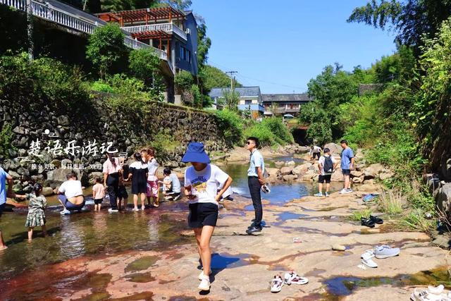 浙江宁波被群山夹峙的古村落，野溪谷成为露营休闲胜地，值得游玩